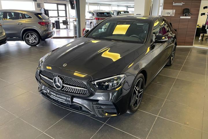 Grå Mercedes E300 de fra 2022