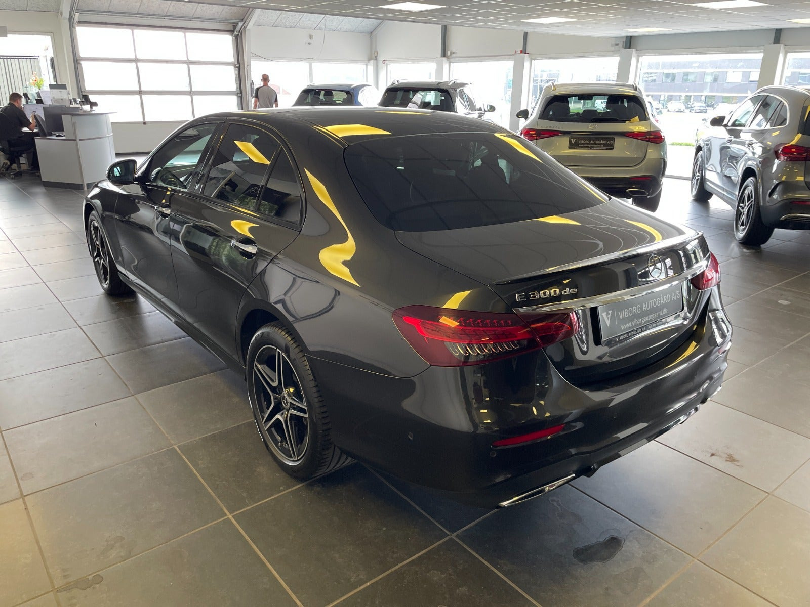 Grå Mercedes E300 de fra 2022