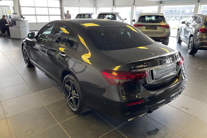 Grå Mercedes E300 de fra 2022