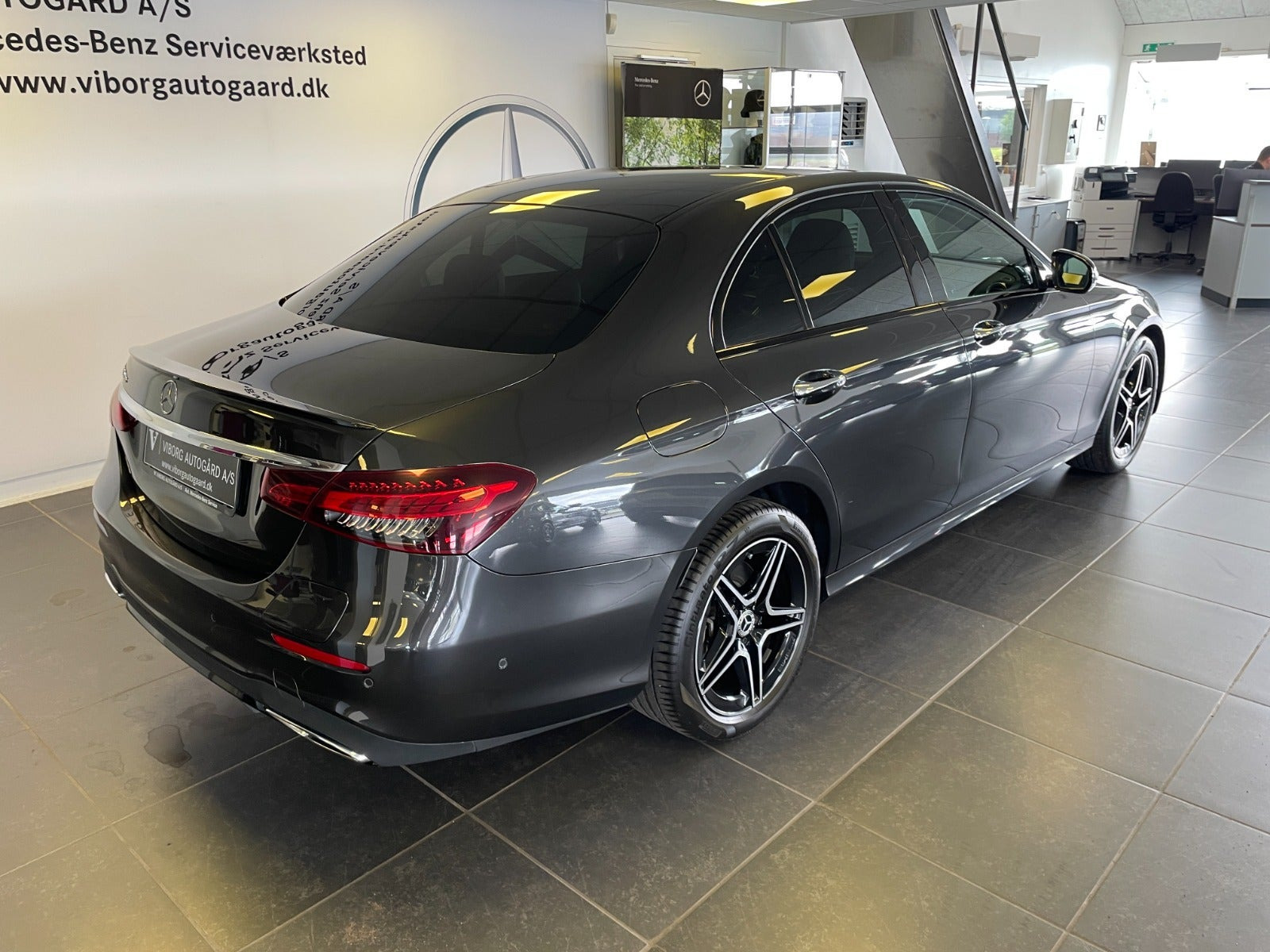 Grå Mercedes E300 de fra 2022