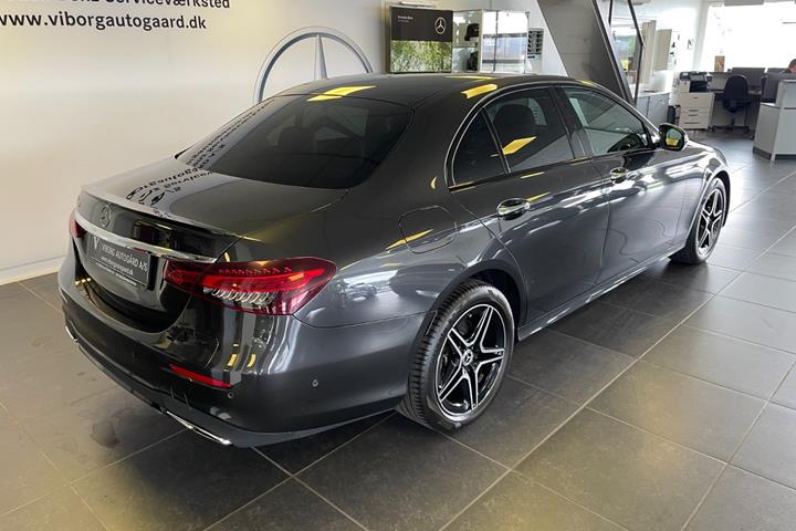 Grå Mercedes E300 de fra 2022