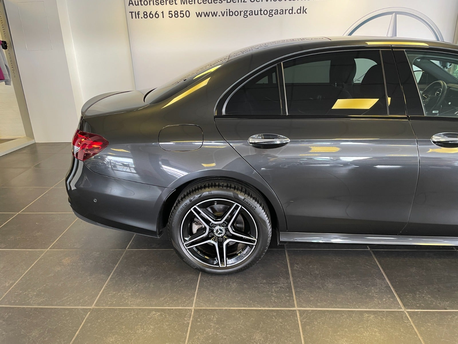 Grå Mercedes E300 de fra 2022