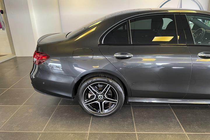 Grå Mercedes E300 de fra 2022
