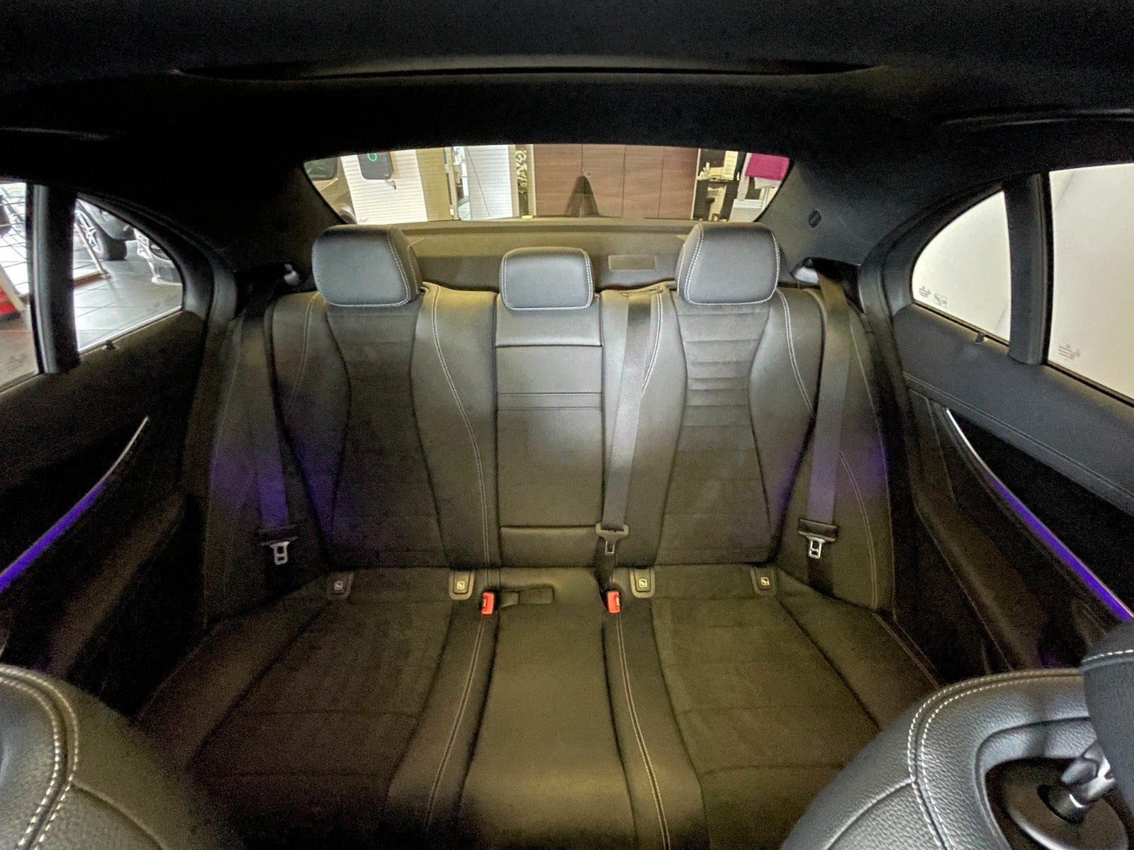 Grå Mercedes E300 de fra 2022