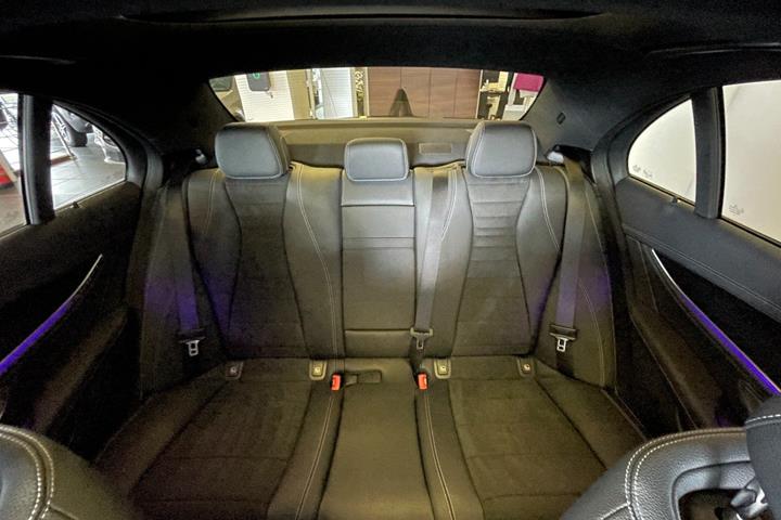 Grå Mercedes E300 de fra 2022
