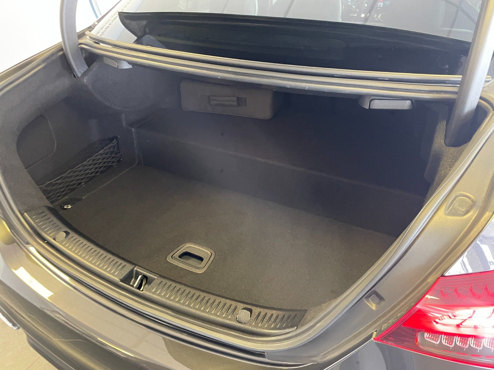 Grå Mercedes E300 de fra 2022
