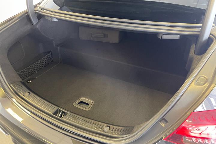 Grå Mercedes E300 de fra 2022