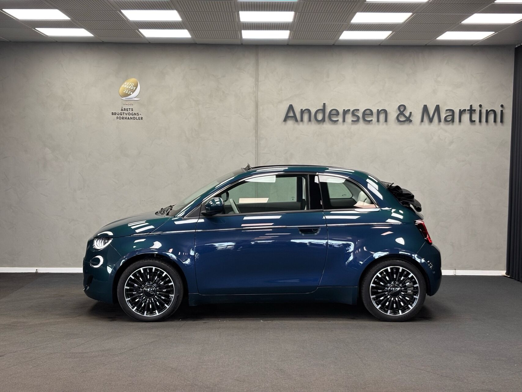 Blå Fiat 500e fra 2024