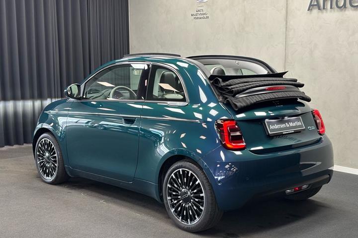 Blå Fiat 500e fra 2024
