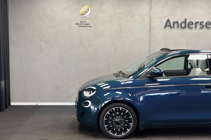 Blå Fiat 500e fra 2024