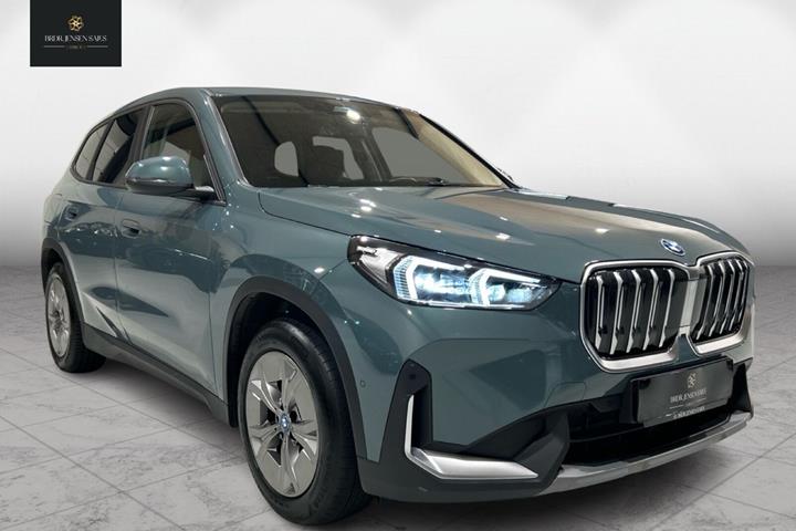 Grøn BMW iX1 fra 2023 set udefra