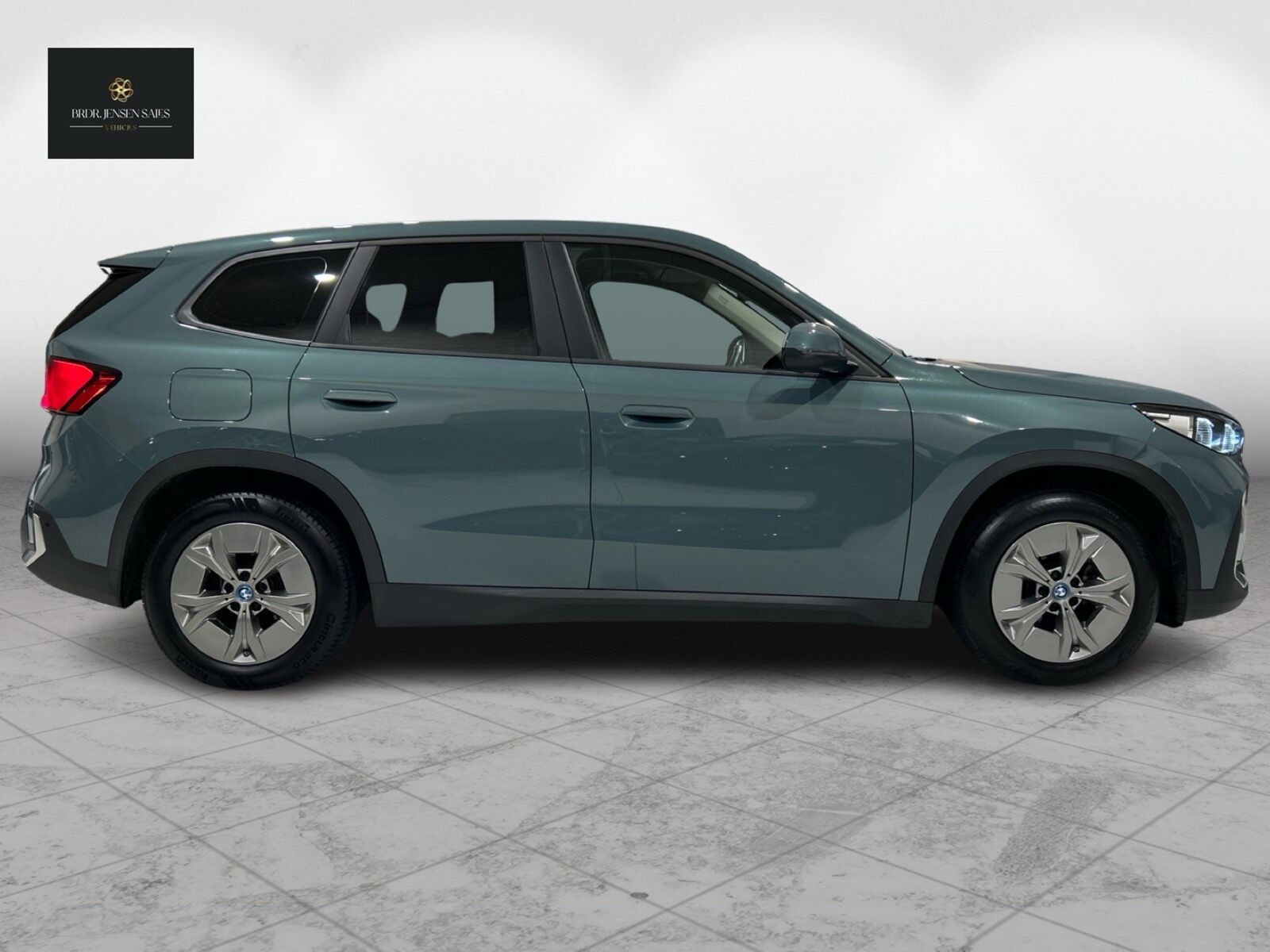 Grøn BMW iX1 fra 2023