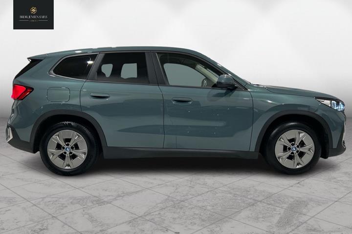Grøn BMW iX1 fra 2023