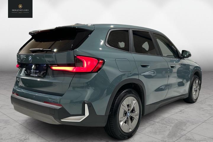 Grøn BMW iX1 fra 2023