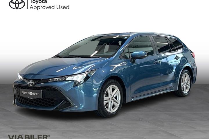 Blå Toyota Corolla fra 2023 set udefra