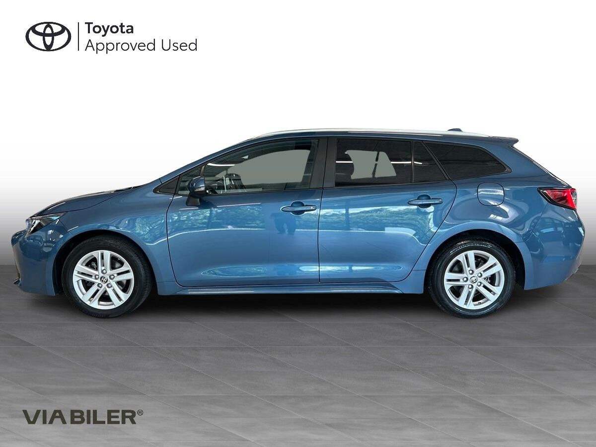 Blå Toyota Corolla fra 2023