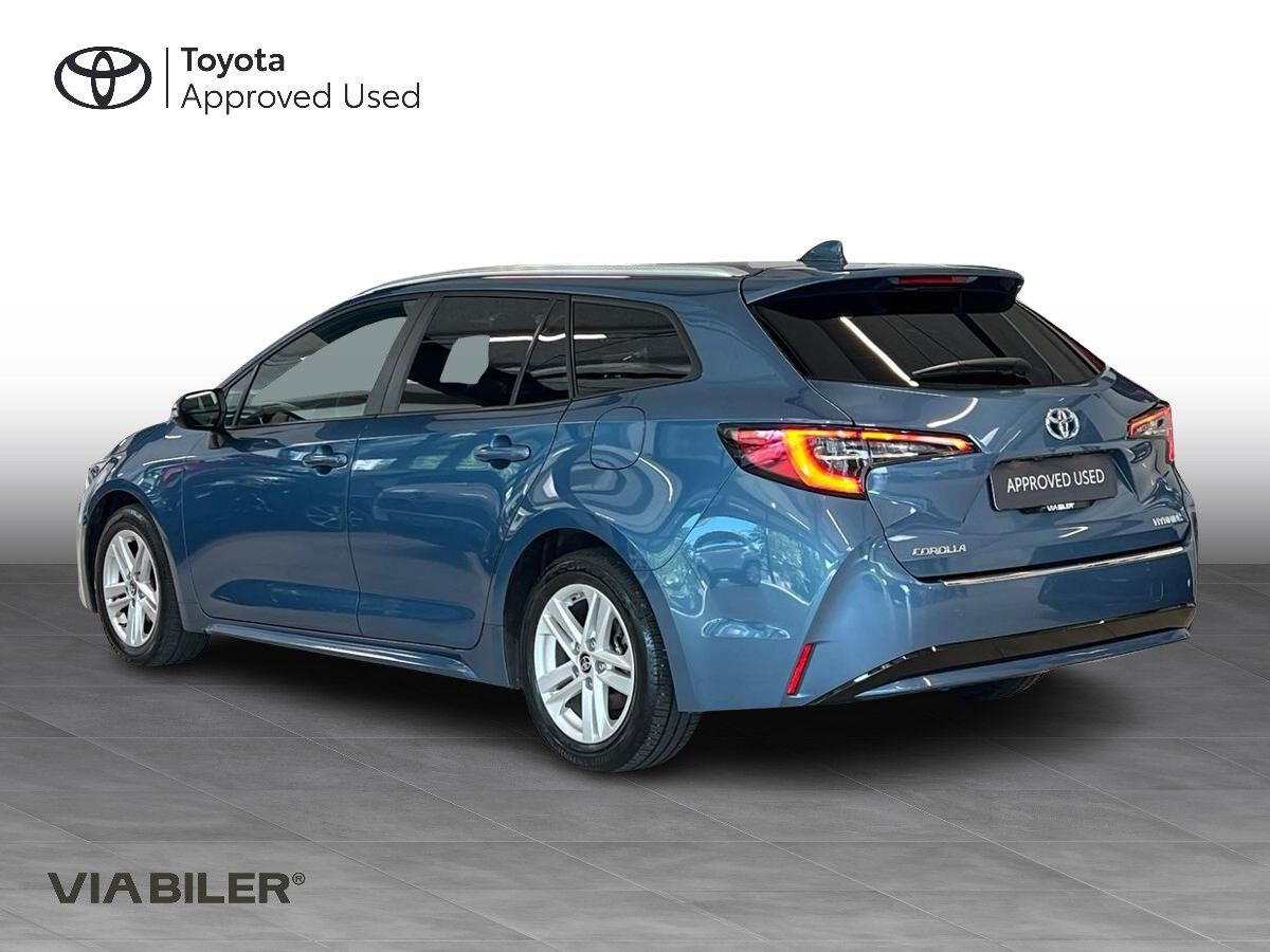 Blå Toyota Corolla fra 2023