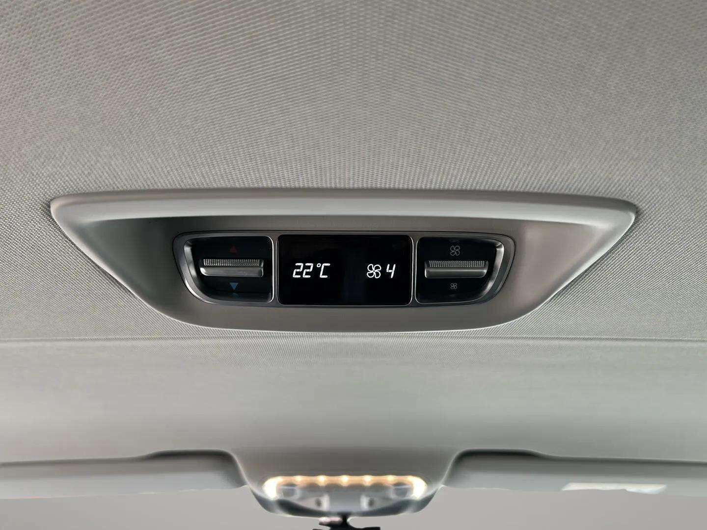 Hvid Mercedes EQV 300 fra 2022