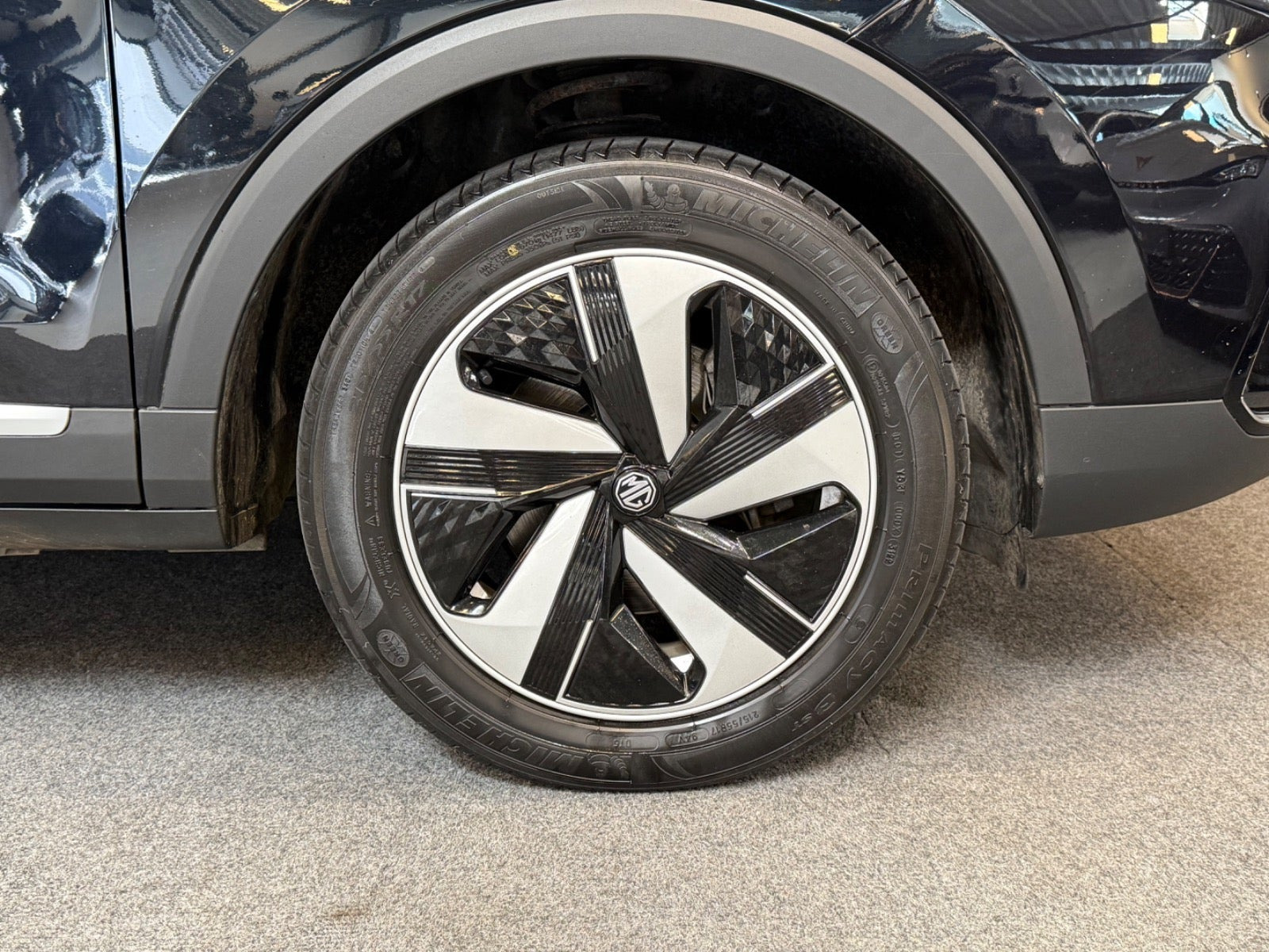 Sort MG ZS fra 2022