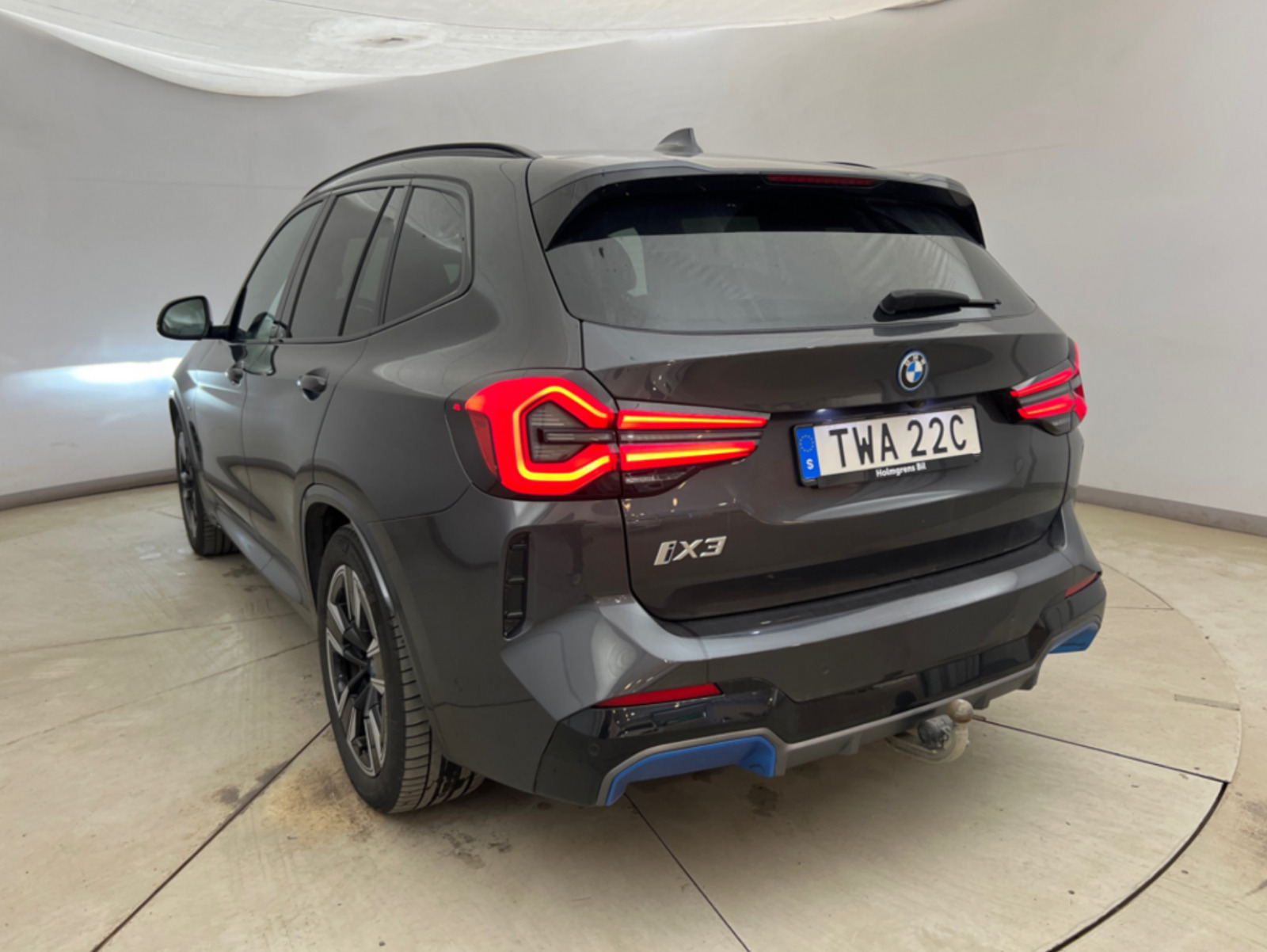 Grå BMW iX3 fra 2023