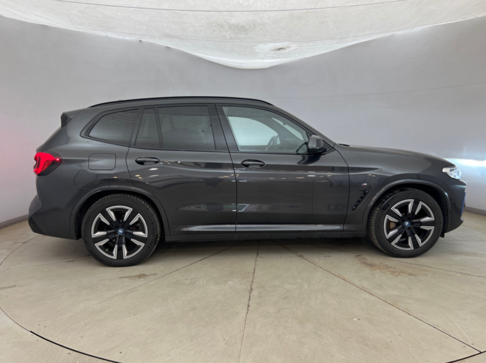 Grå BMW iX3 fra 2023