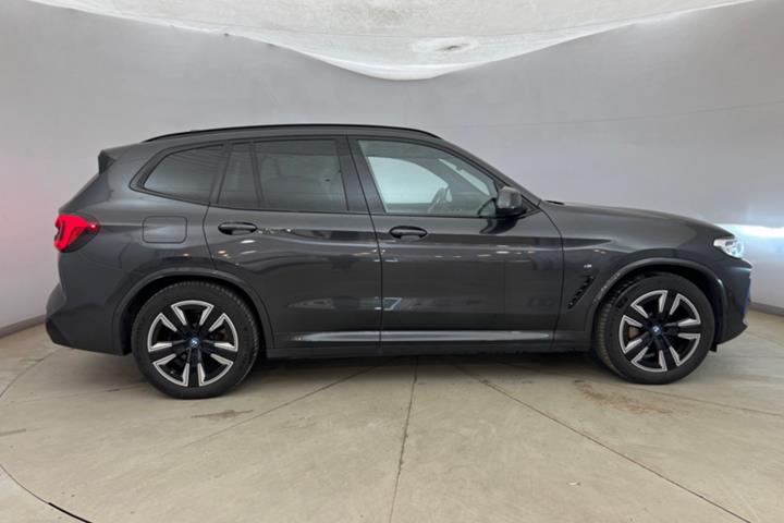 Grå BMW iX3 fra 2023