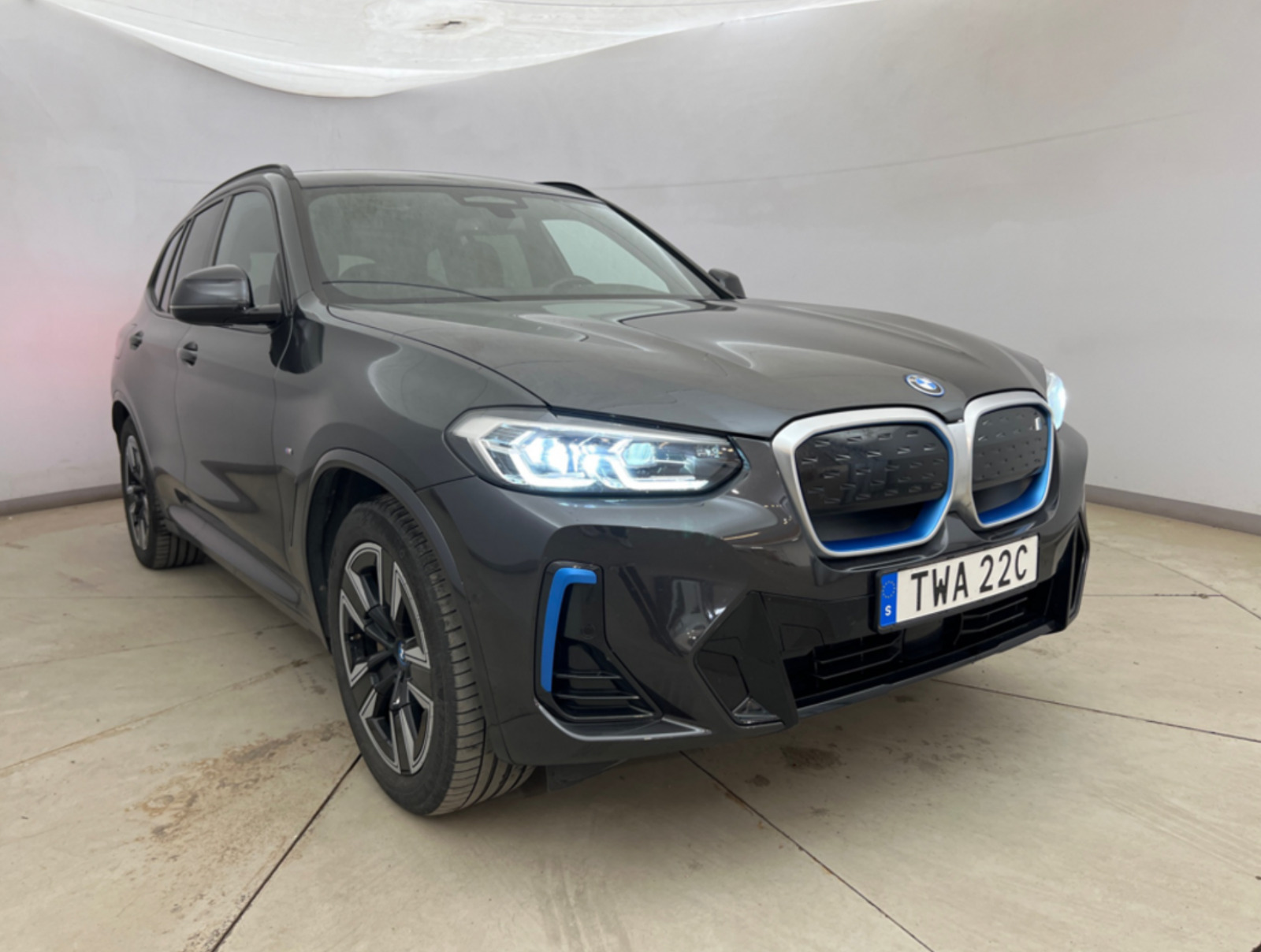 Grå BMW iX3 fra 2023