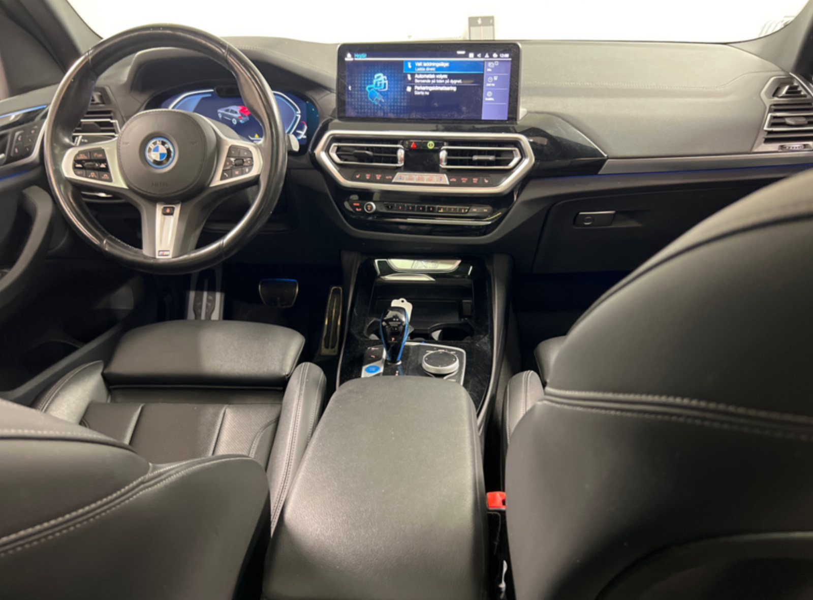Grå BMW iX3 fra 2023