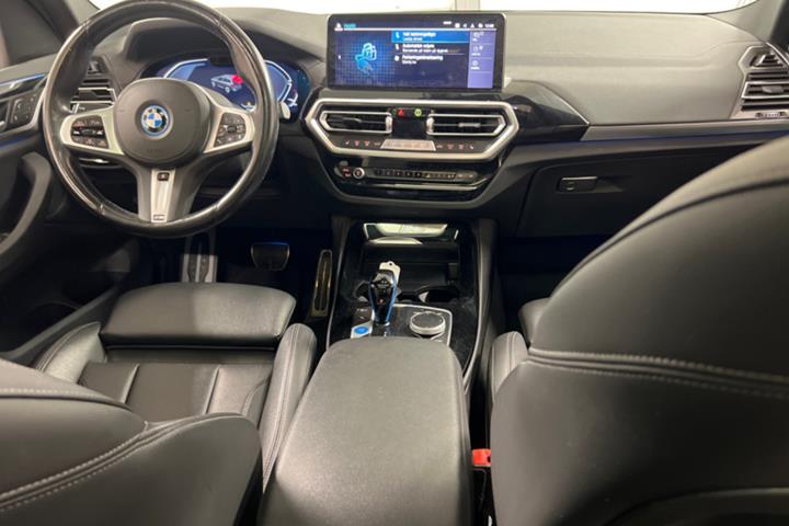 Grå BMW iX3 fra 2023