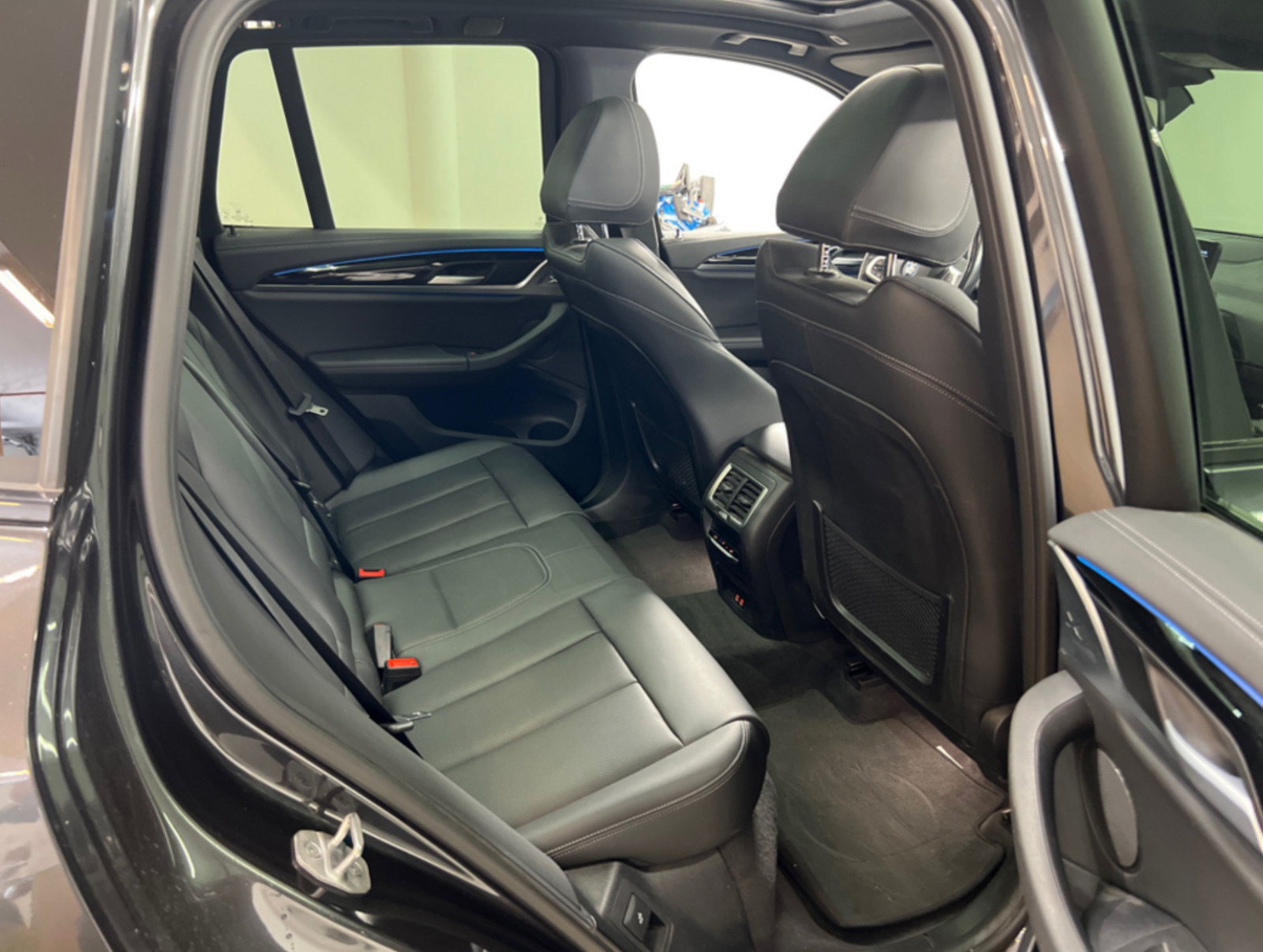 Grå BMW iX3 fra 2023