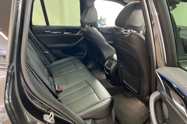 Grå BMW iX3 fra 2023