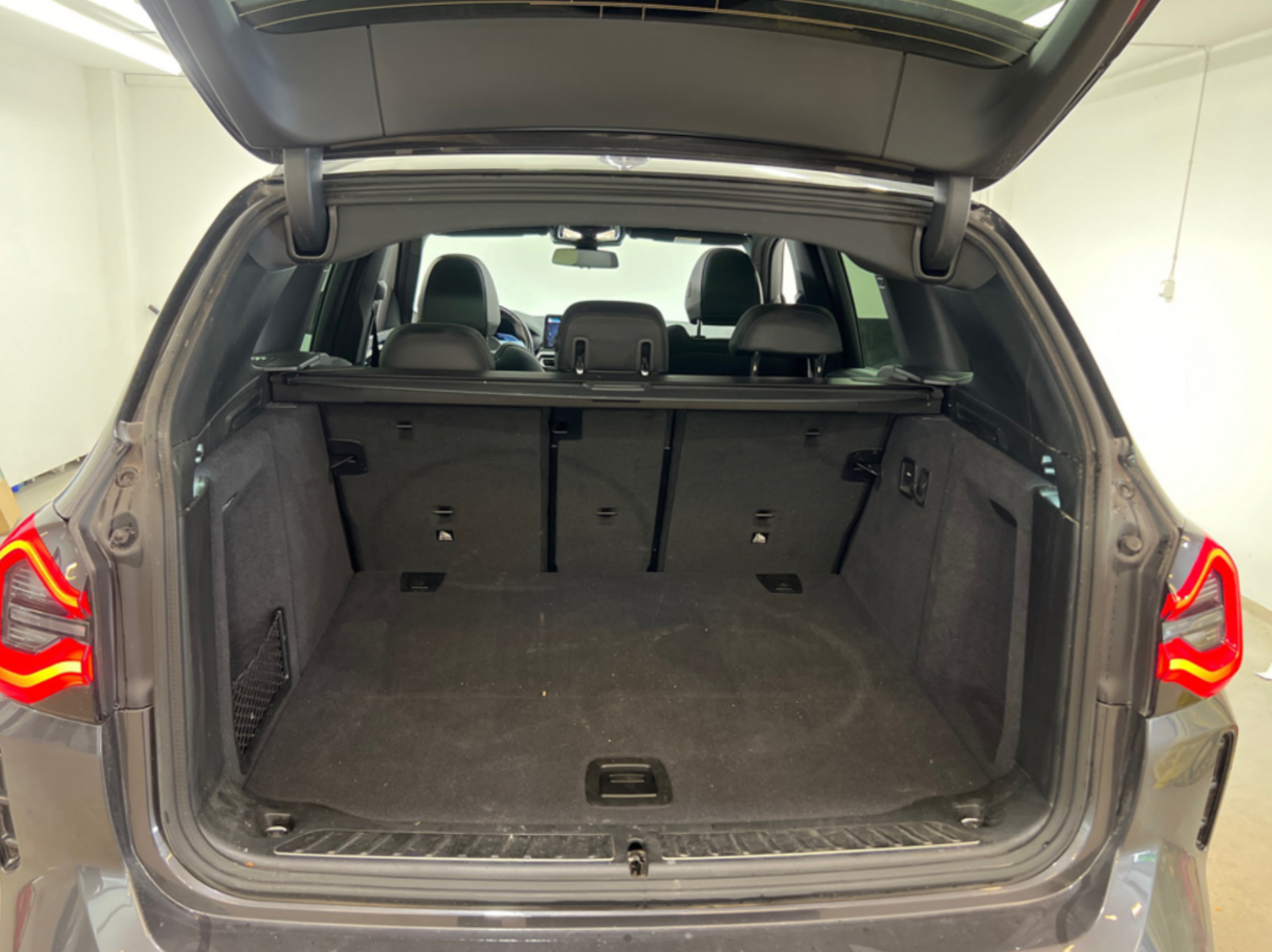 Grå BMW iX3 fra 2023
