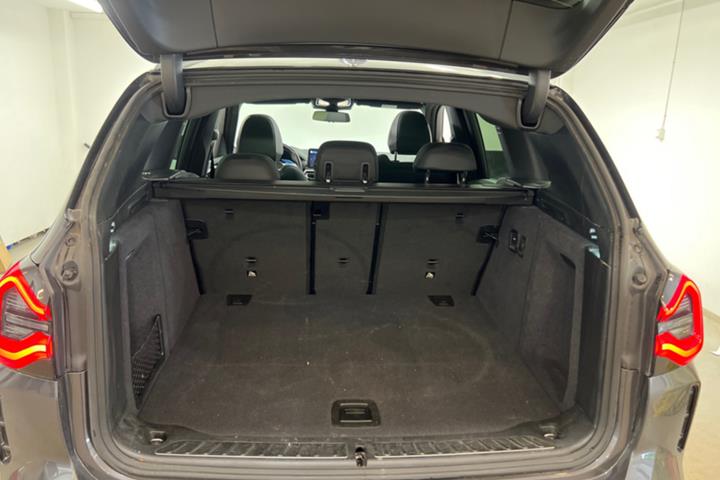 Grå BMW iX3 fra 2023