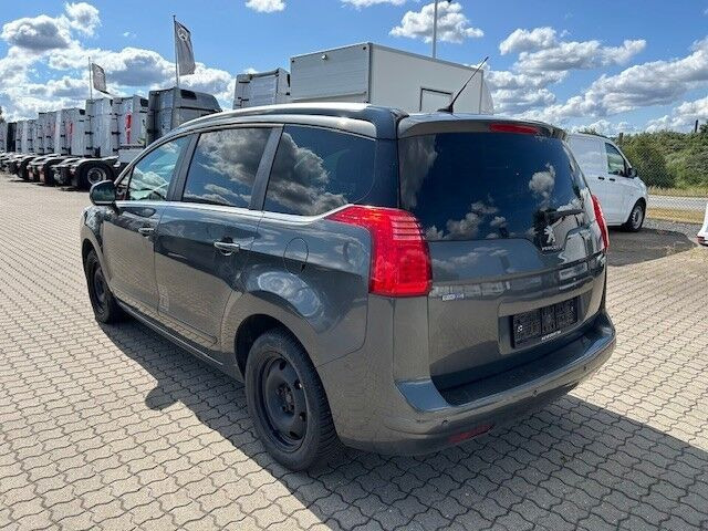 Grå Peugeot 5008 fra 2016