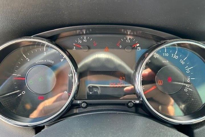 Grå Peugeot 5008 fra 2016