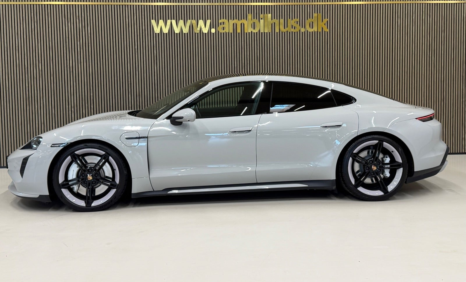 Grøn Porsche Taycan Turbo fra 2021