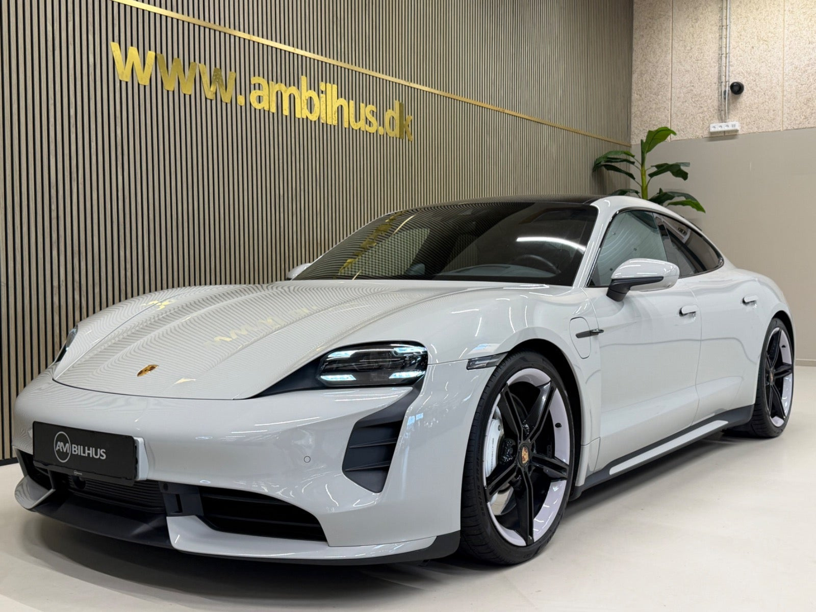 Grøn Porsche Taycan Turbo fra 2021
