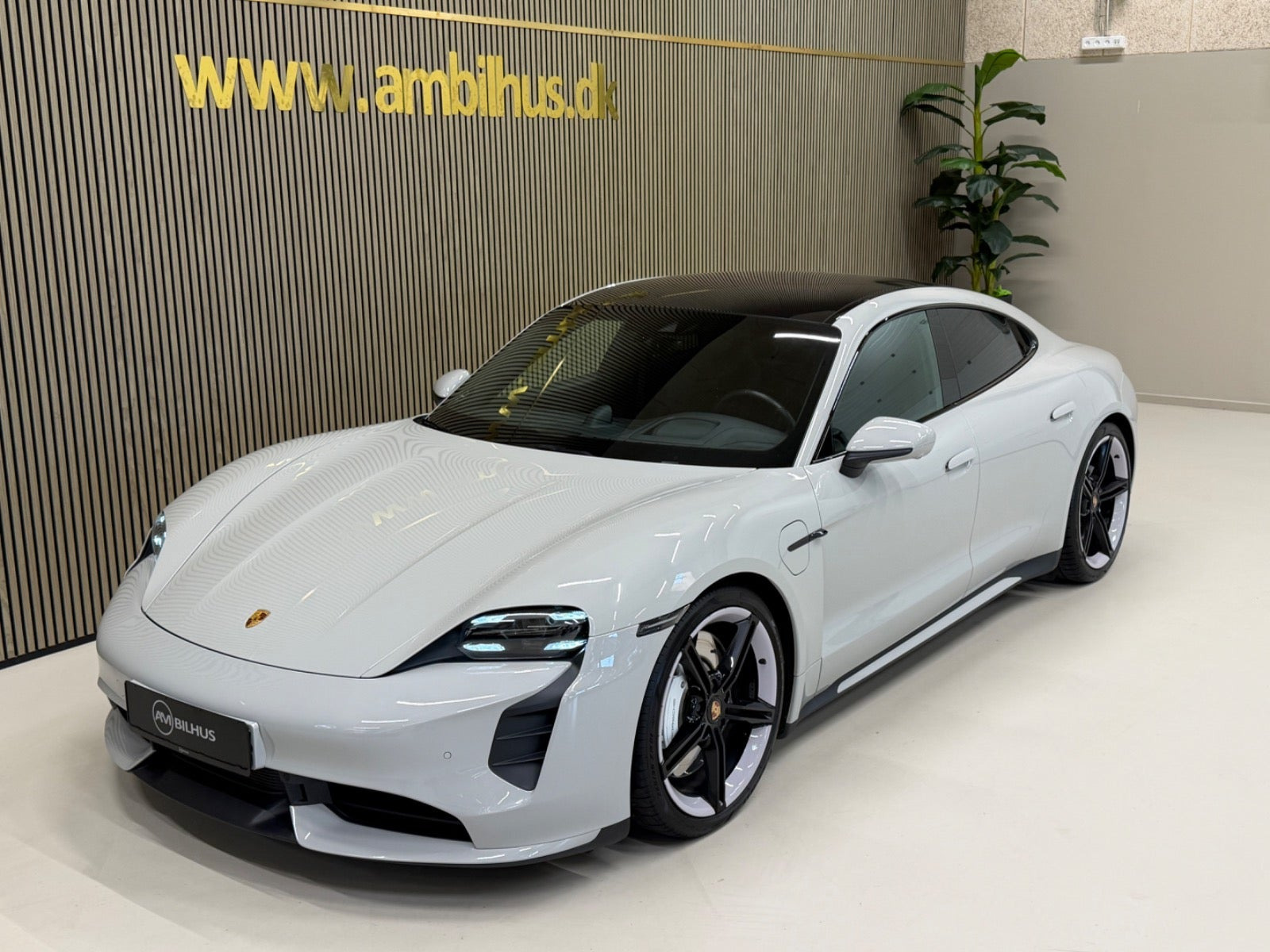 Grøn Porsche Taycan Turbo fra 2021