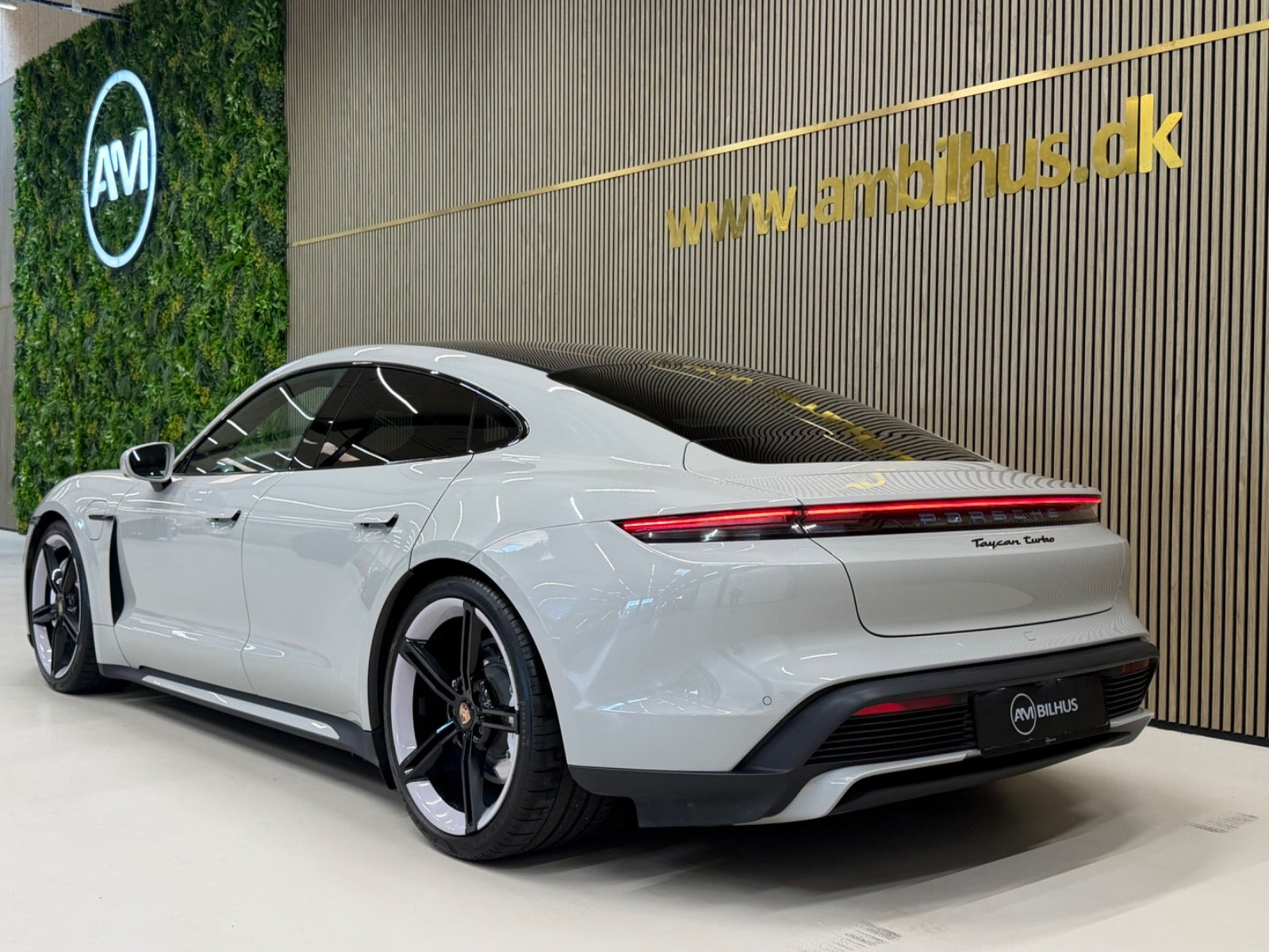 Grøn Porsche Taycan Turbo fra 2021