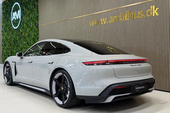 Grøn Porsche Taycan Turbo fra 2021