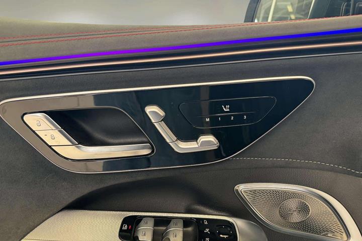 Grøn Mercedes EQE350 SUV fra 2025