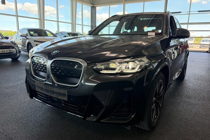 Grå BMW iX3 fra 2023