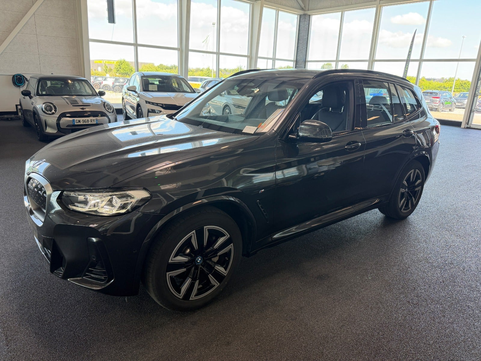 Grå BMW iX3 fra 2023