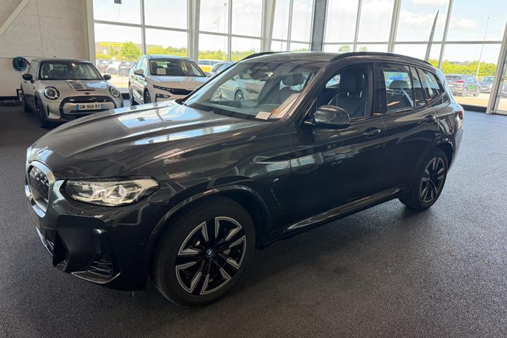 Grå BMW iX3 fra 2023