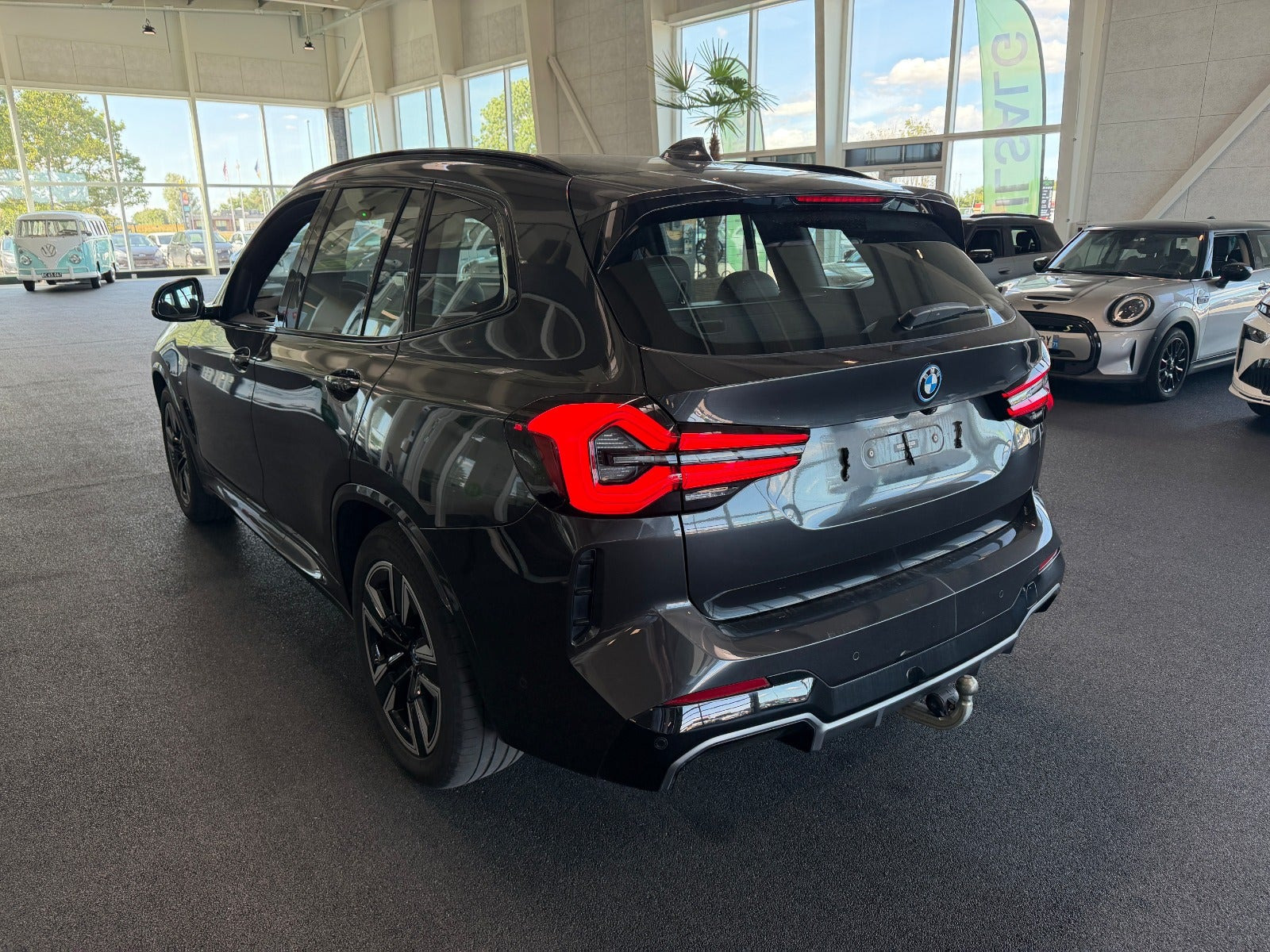 Grå BMW iX3 fra 2023