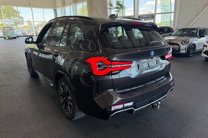 Grå BMW iX3 fra 2023