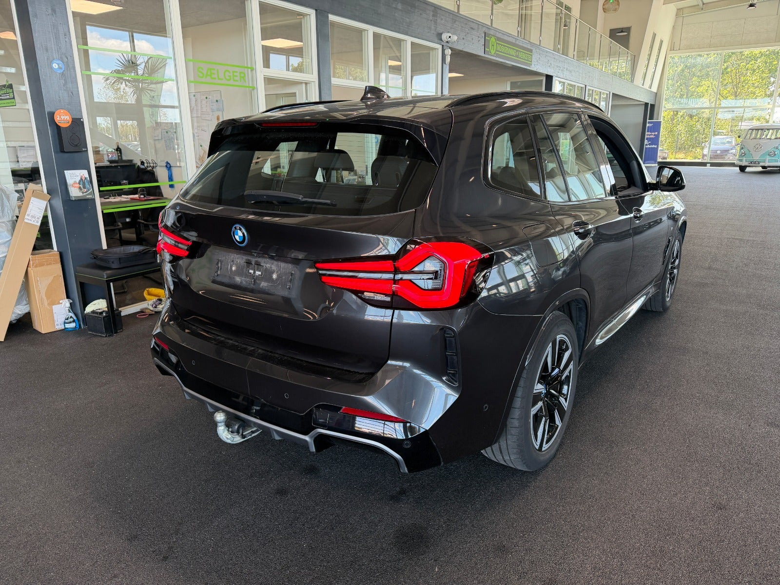 Grå BMW iX3 fra 2023
