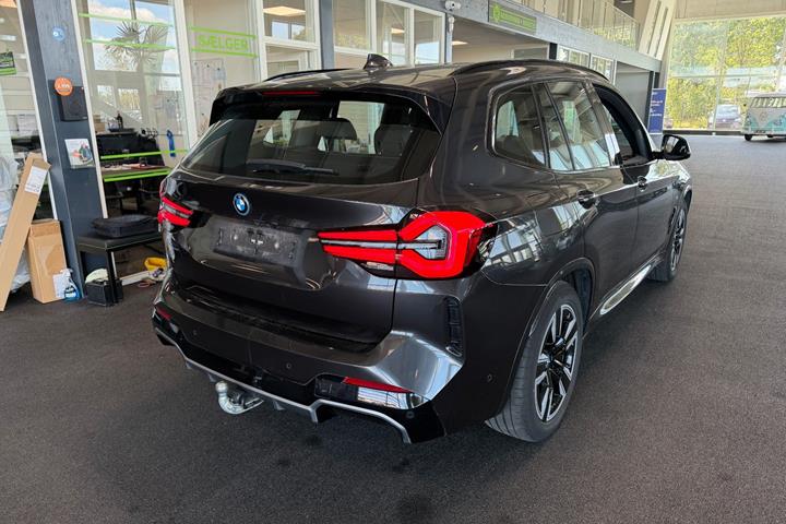 Grå BMW iX3 fra 2023
