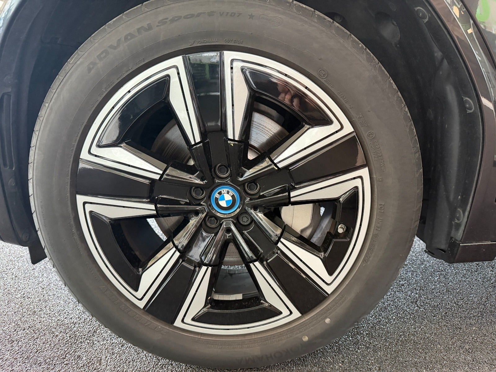 Grå BMW iX3 fra 2023