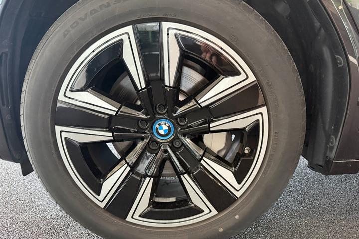 Grå BMW iX3 fra 2023